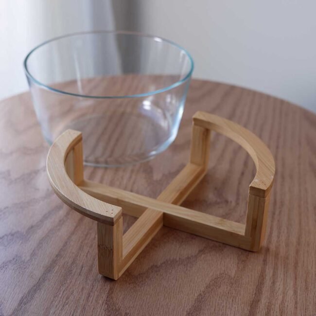 ⁦Glass salad plate with wooden base⁩ - الصورة ⁦3⁩