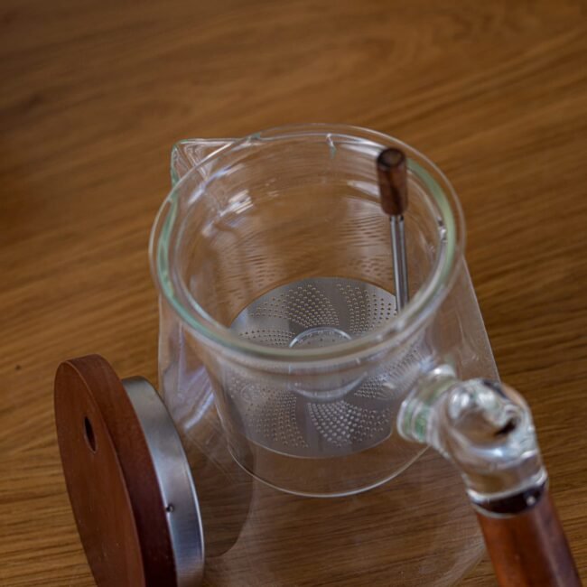 ⁦Glass herbal Teapot and handle made of a combination of wood and glass⁩ - الصورة ⁦3⁩