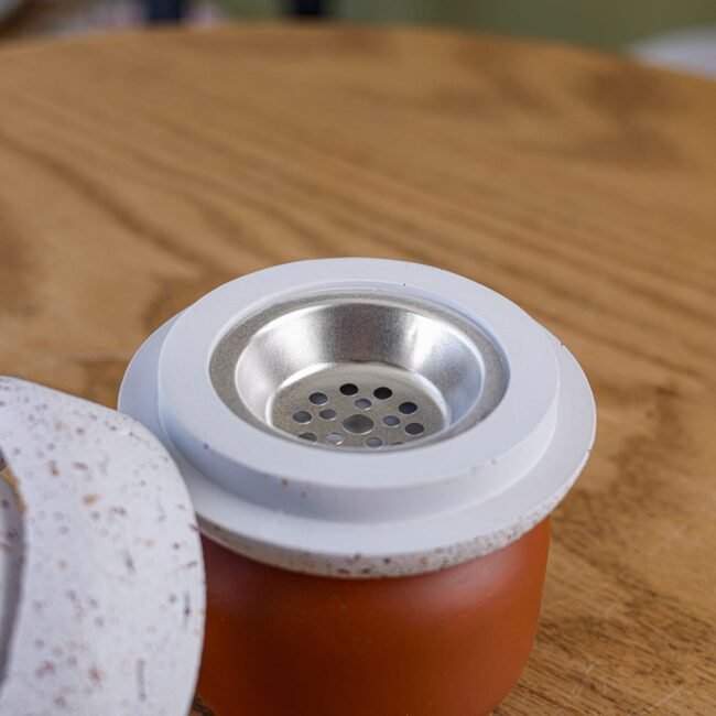 ⁦White Textured Rounded Ceramic Incense Burner with a Brown Wooden Base⁩ - الصورة ⁦2⁩