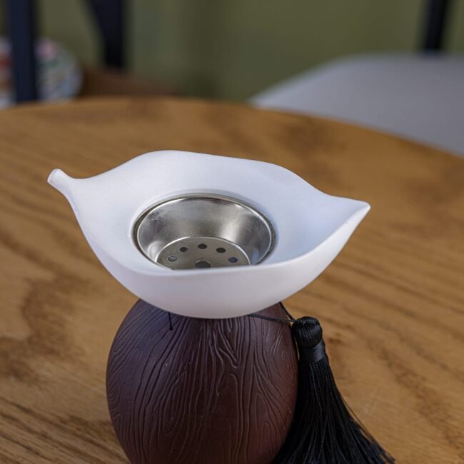 ⁦White Leaf Ceramic Incense Burner with a Brown Wooden Base⁩ - الصورة ⁦2⁩