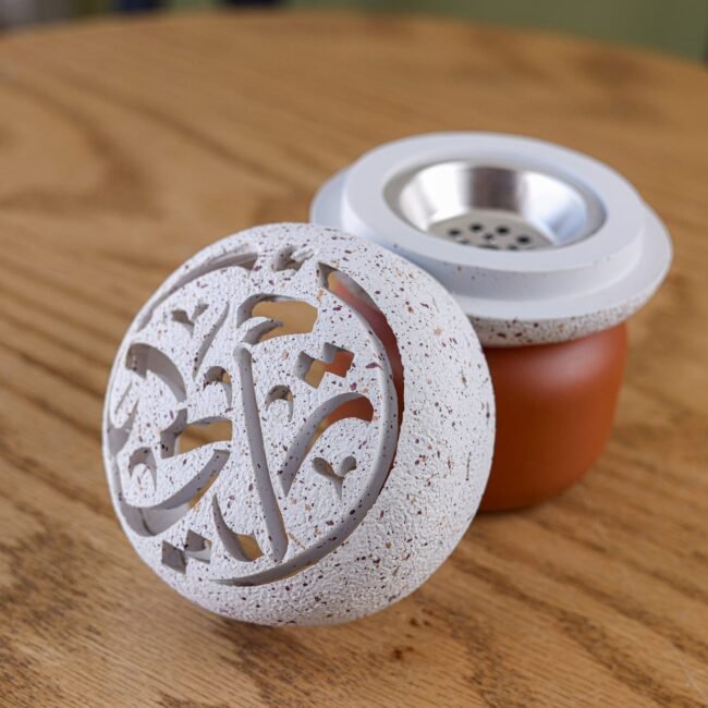 ⁦White Textured Rounded Ceramic Incense Burner with a Brown Wooden Base⁩ - الصورة ⁦3⁩
