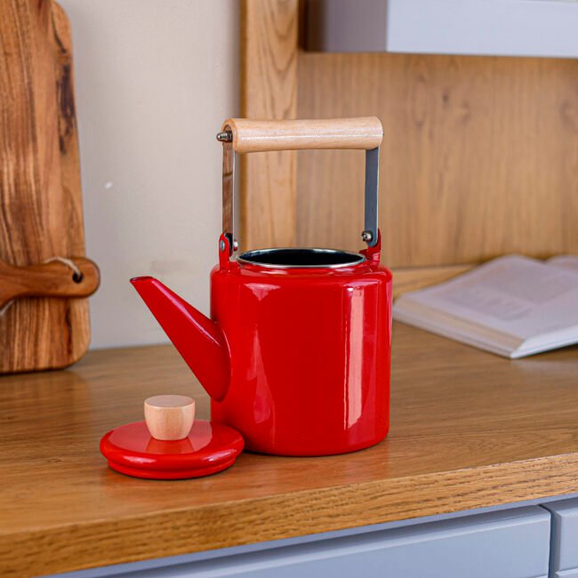 ⁦Classic Metal Teapot with Wooden Handle⁩ - الصورة ⁦3⁩