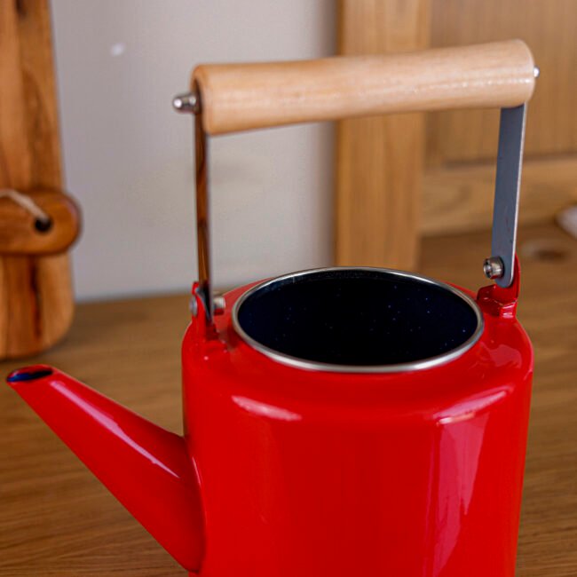 ⁦Classic Metal Teapot with Wooden Handle⁩ - الصورة ⁦4⁩
