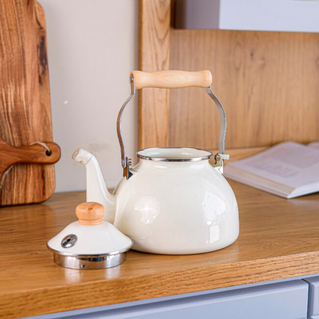 ⁦Classic Metal Teapot with Wooden Handle⁩ - الصورة ⁦2⁩