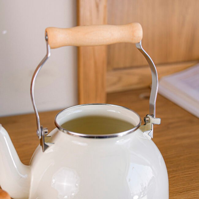 ⁦Classic Metal Teapot with Wooden Handle⁩ - الصورة ⁦3⁩