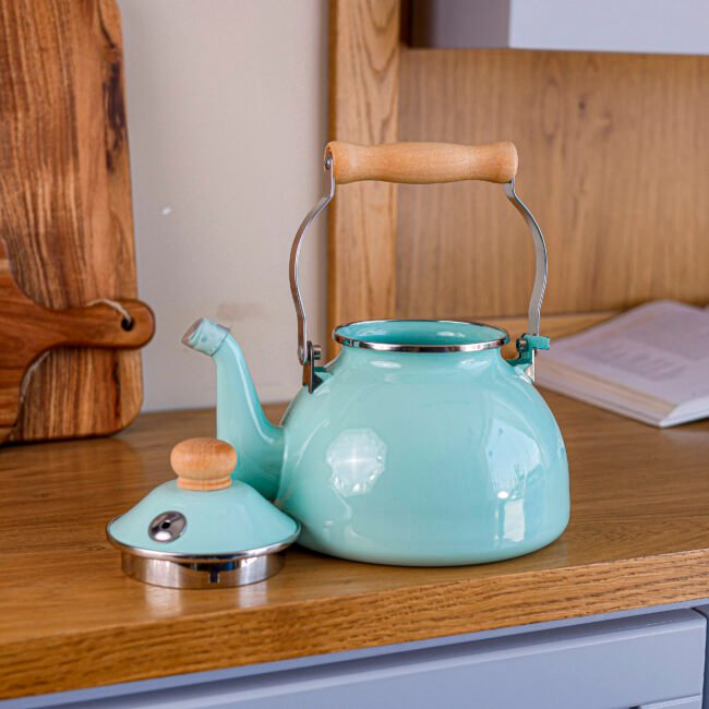 ⁦Classic Metal Teapot with Wooden Handle⁩ - الصورة ⁦3⁩