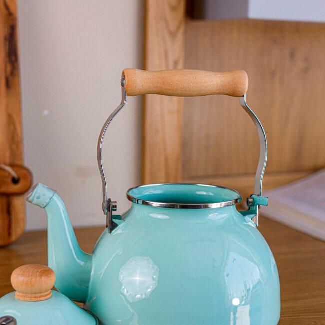 ⁦Classic Metal Teapot with Wooden Handle⁩ - الصورة ⁦2⁩