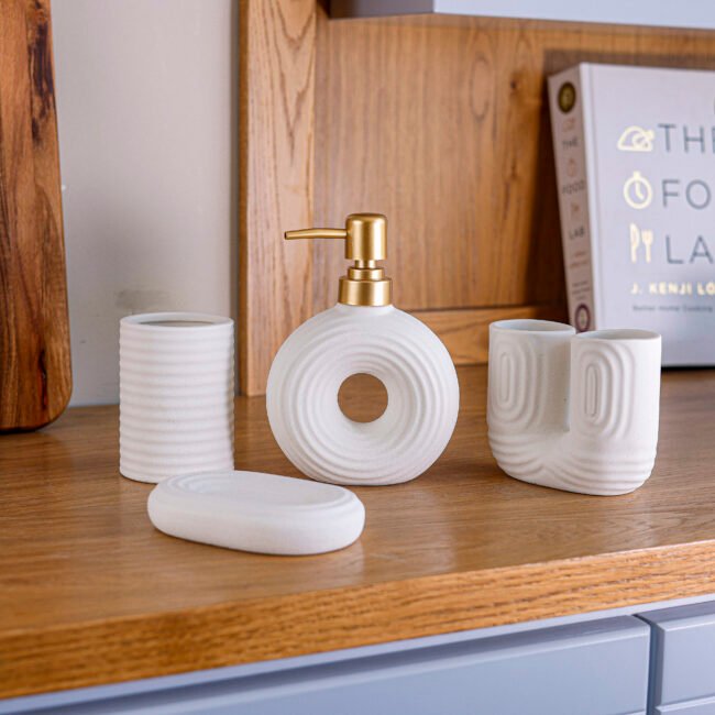 ⁦4-Piece Modern Bathroom Accessories Set with Artistic Design⁩ - الصورة ⁦2⁩