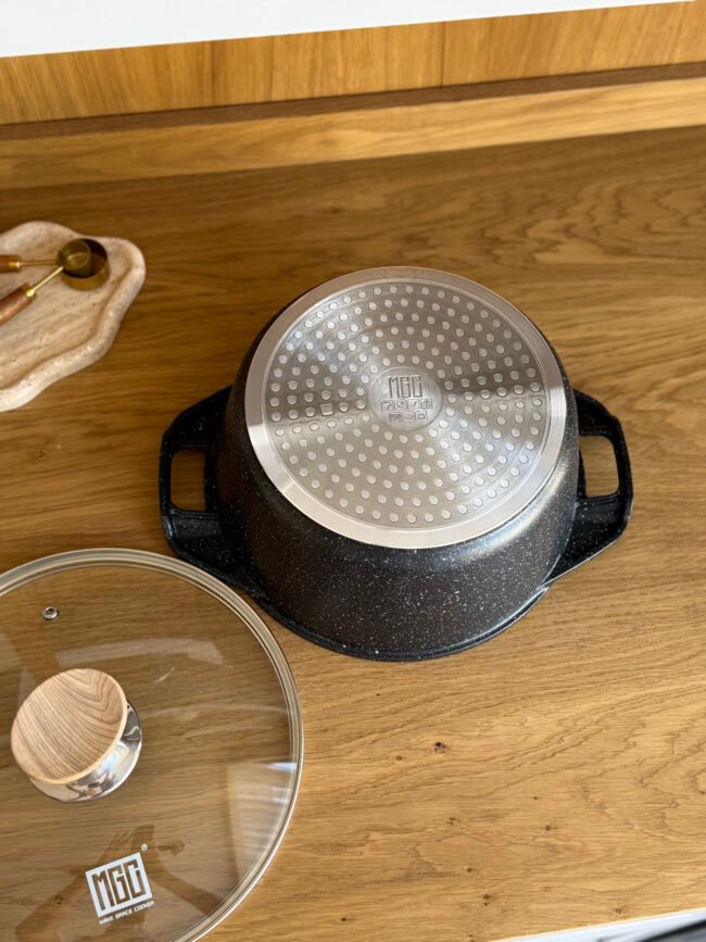 Granite Cooking Pot with Glass Lid and Side Handles -4.3 Liters - Image 4