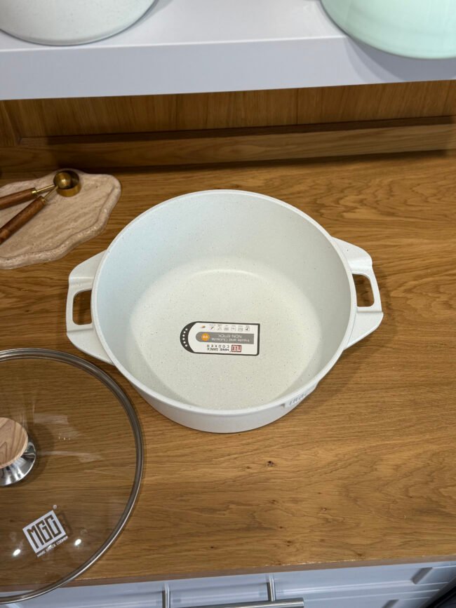 Granite Cooking Pot with Glass Lid and Side Handles - 6.6 Liters - Image 4