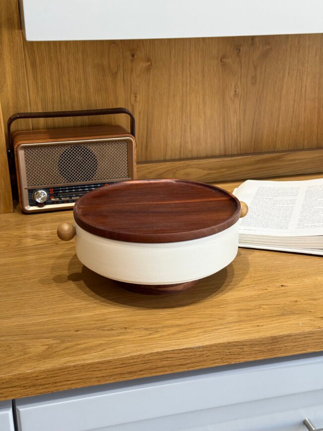 Big Wooden Lid Hospitality Container with Elegant Body