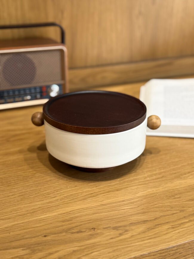 Small Wooden Lid Hospitality Container with Elegant Body