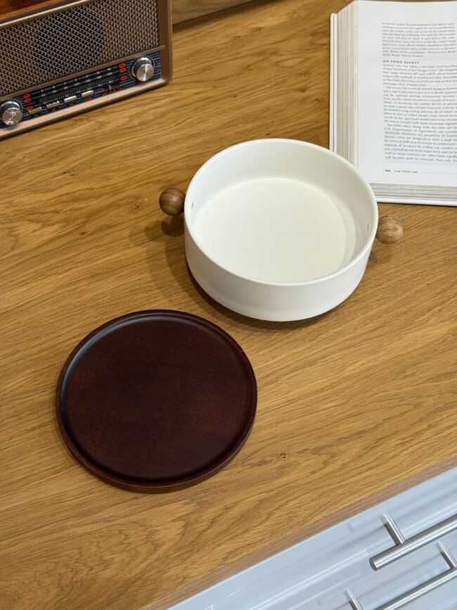 Small Wooden Lid Hospitality Container with Elegant Body - Image 3