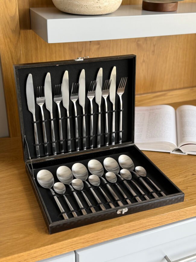 24-Piece Stainless Steel Cutlery Set (Spoons, Forks & Knives)