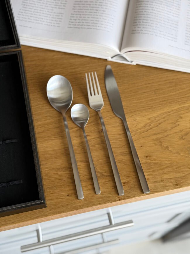 24-Piece Stainless Steel Cutlery Set (Spoons, Forks & Knives) - Image 3