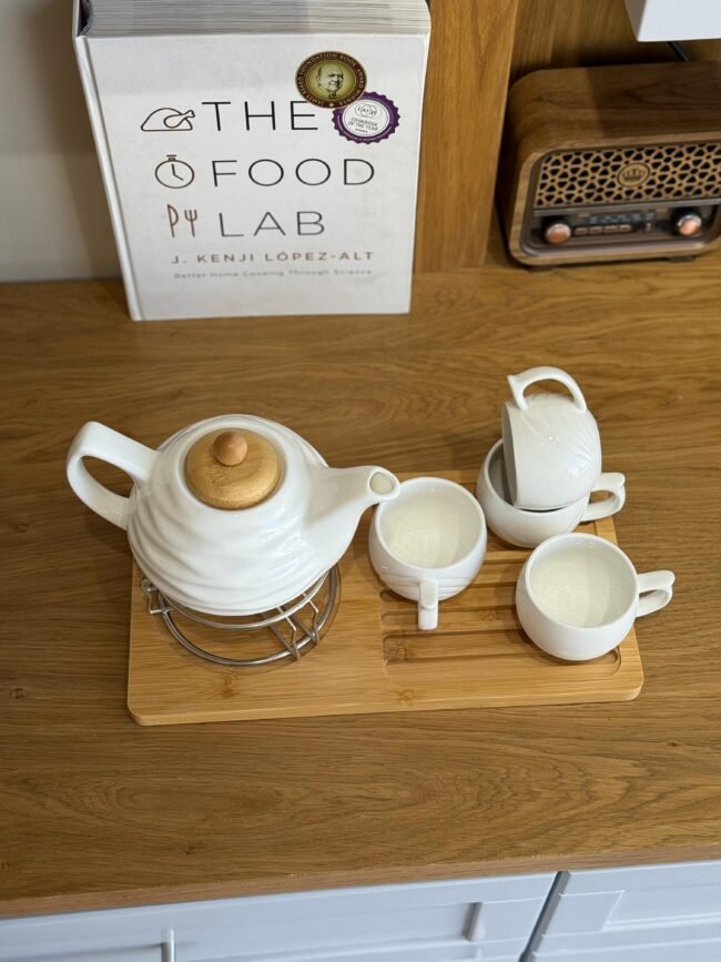 ⁦Porcelain Tea Set with Teapot, 4 Cups, and Candle Warming Base⁩ - الصورة ⁦3⁩