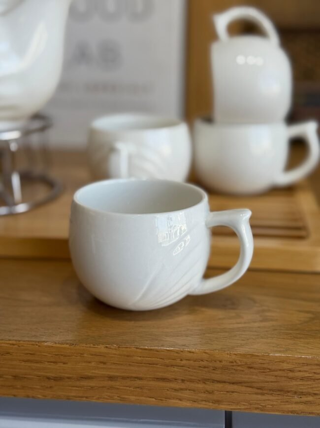 ⁦Porcelain Tea Set with Teapot, 4 Cups, and Candle Warming Base⁩ - الصورة ⁦5⁩