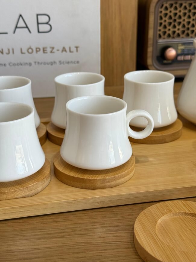 ⁦Porcelain Tea Set with Teapot, 6 Cups, and Wooden Tray⁩ - الصورة ⁦2⁩
