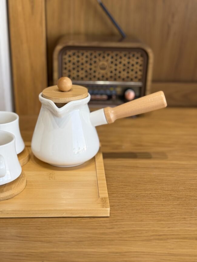 ⁦Porcelain Tea Set with Teapot, 6 Cups, and Wooden Tray⁩ - الصورة ⁦4⁩
