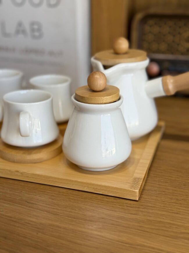 ⁦Porcelain Tea Set with Teapot, 6 Cups, and Wooden Tray⁩ - الصورة ⁦3⁩