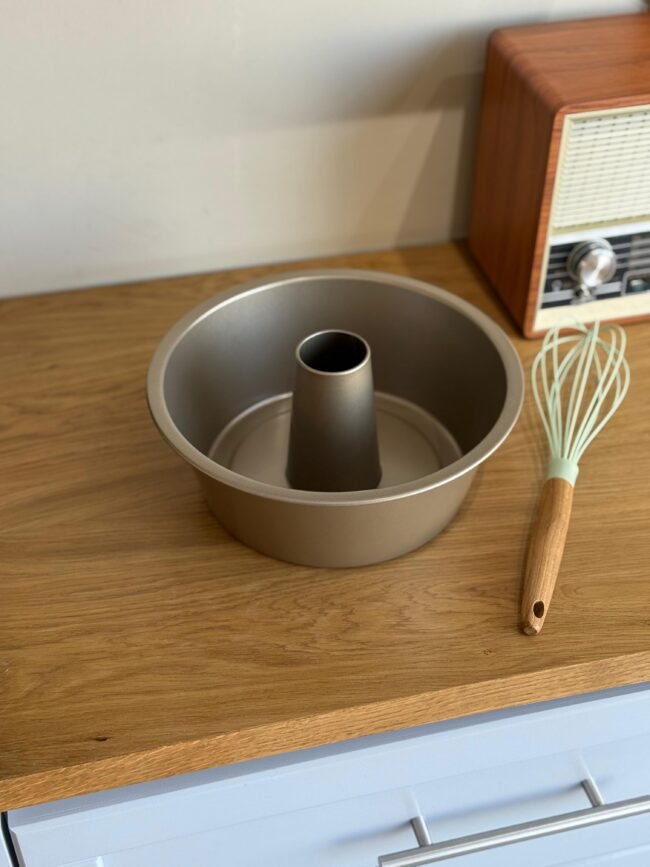 Round Metal Cake Mold with Center Tube